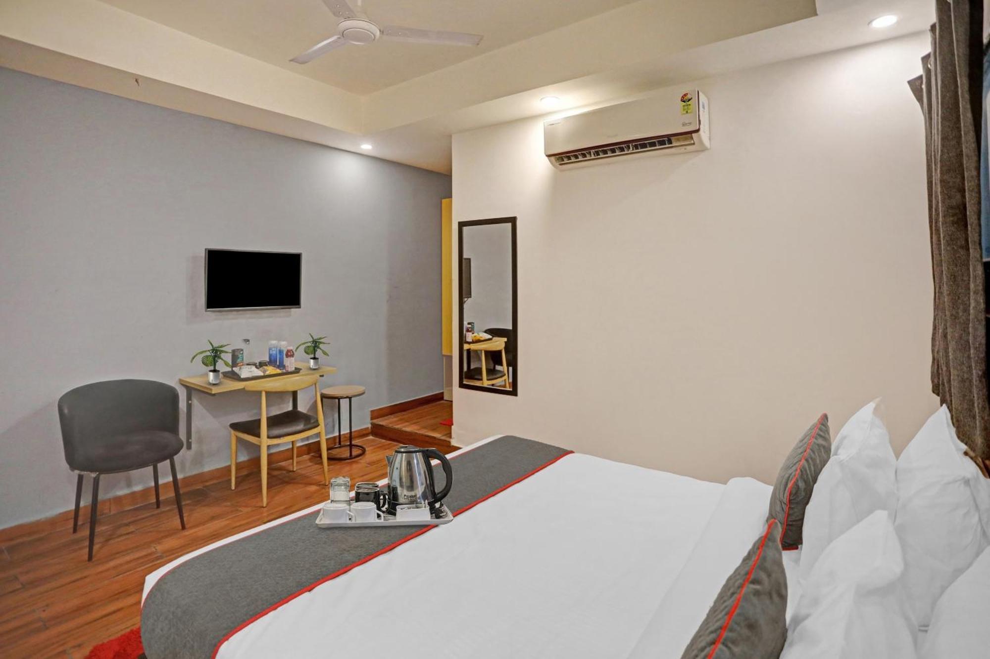 Oyo Townhouse 587 Sector 19 Hotel Kalkaji Devi Exterior photo